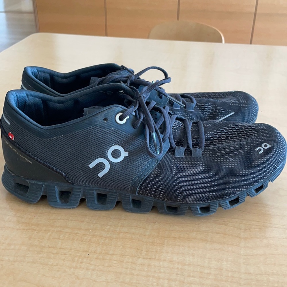 On cloud women’s running shoes, size 8.5 or 40